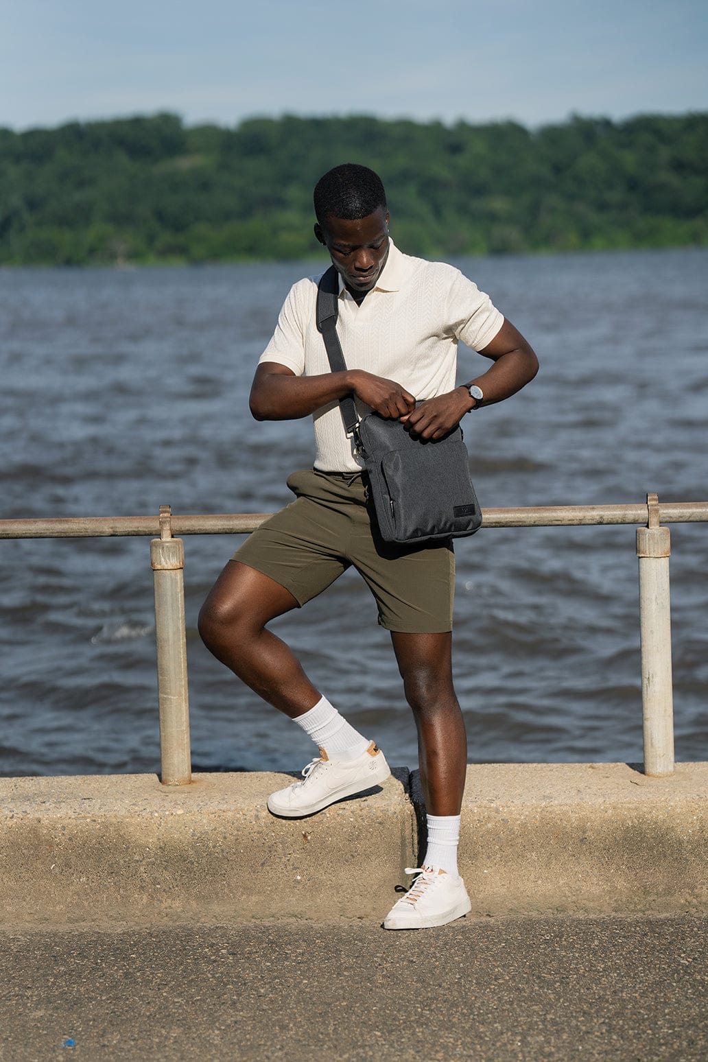 Jack Abrahams The Messenger 12-In Twill Messenger Bag with Tablet Sleeve